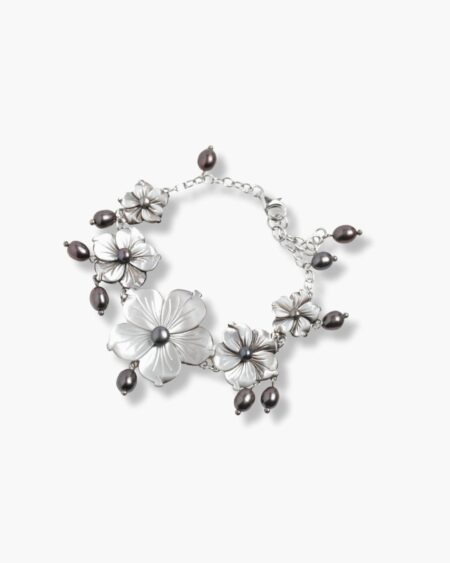 Gradual Carved Flower Bracelet (Black and White Pearl)