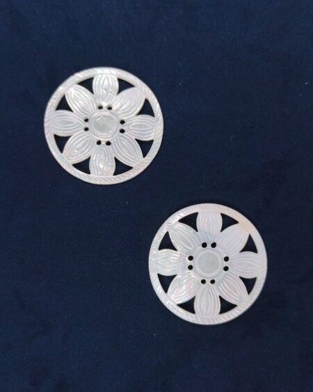 Natural White Mother of Pearl Carved Lotus Flower Disc (10pcs)