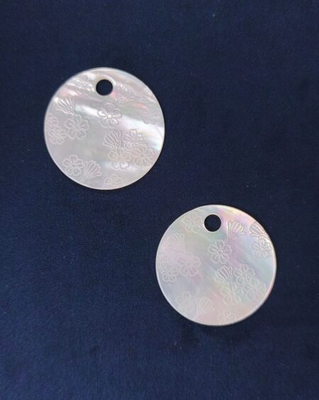 Natural White Mother of Pearl Flower Carving Disc. (10pcs)